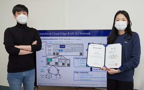 제27회 삼성 휴먼테크논문대상 동상을 수상한 인공지능전공 석사과정 임정아 학생(오른쪽)과 지도교수인 김영진 전자공학과 교수.