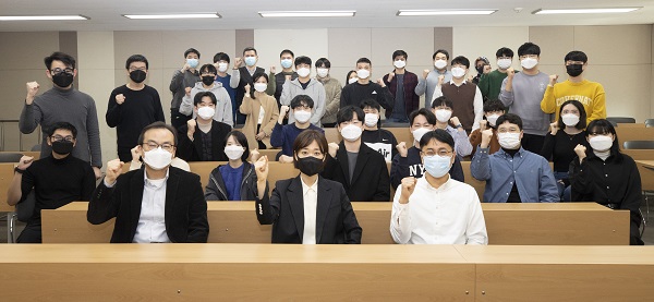 이채은 교수와 연구팀원들이 삼성미래기술육성사업 선정 기념촬영을 하고 있다.(앞줄 왼쪽부터) 정보통신공학과 박인규·이채은·박재형 교수