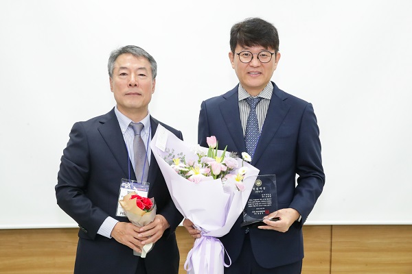 정용석 한국미생물학회 회장(사진 왼쪽)과 조장천 생명과학과 교수(사진 오른쪽)가 학술대상 수상 기념사진을 촬영하고 있다.