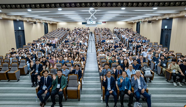 공간정보공학과 설립 30주년 기념식에서 참석 내·외빈이 기념사진을 촬영하고 있다.